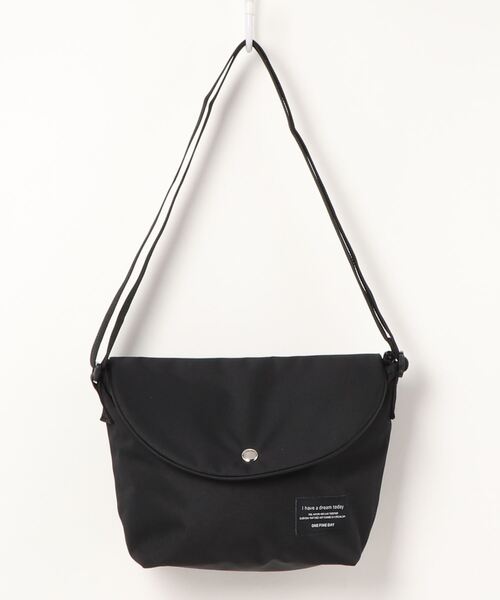 Samansa Mos2 blue（サマンサモスモスブルー）の「撥水ポリフラップショルダー（ショルダーバッグ・レディース・ベージュ/ブラック・ﾌﾘ-）」の2枚目の写真