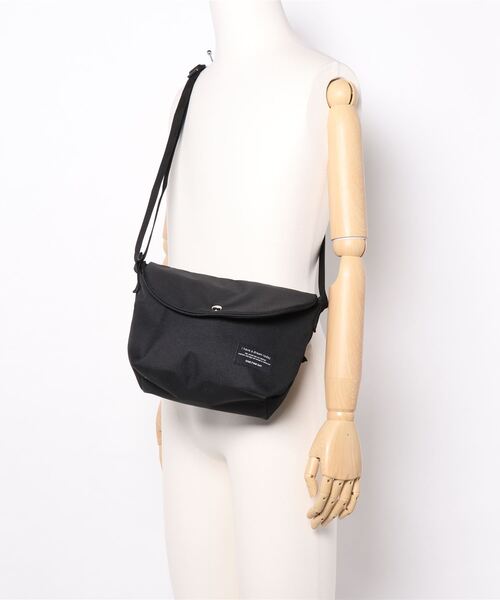 Samansa Mos2 blue（サマンサモスモスブルー）の「撥水ポリフラップショルダー（ショルダーバッグ・レディース・ベージュ/ブラック・ﾌﾘ-）」の4枚目の写真
