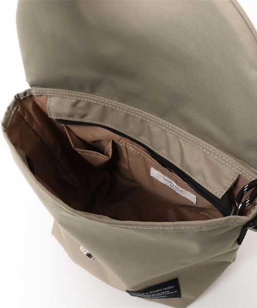 Samansa Mos2 blue（サマンサモスモスブルー）の「撥水ポリフラップショルダー（ショルダーバッグ・レディース・ベージュ/ブラック・ﾌﾘ-）」の3枚目の写真