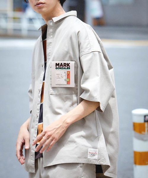 Mark Gonzales（マーク・ゴンザレス）の「Mark Gonzales/マークゴンザレス MONO-MART別注 オーバーサイズ ピスネームCPO半袖シャツ レギュラカラーシャツ（シャツ/ブラウス・メンズ・チャコールグレー/ベージュ/ネイビー/グレー/カーキ/インディゴブルー/ブルー/グリーン/アイボリー/モカ/グレー系その他・S/M/L）」の3枚目の写真