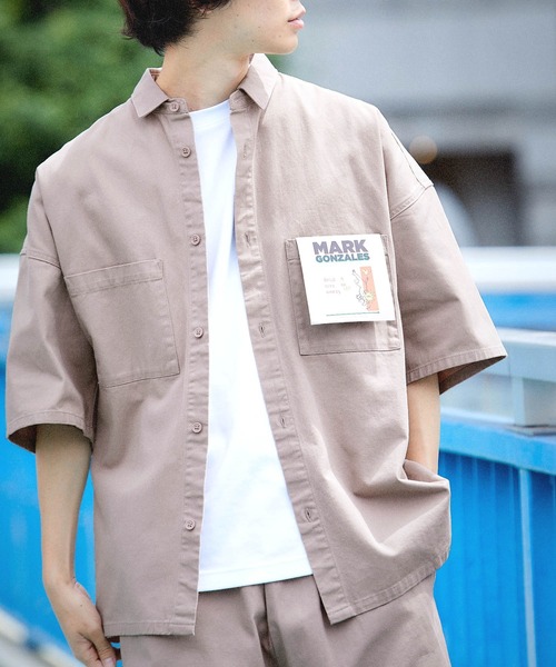 Mark Gonzales（マーク・ゴンザレス）の「Mark Gonzales/マークゴンザレス MONO-MART別注 オーバーサイズ ピスネームCPO半袖シャツ レギュラカラーシャツ（シャツ/ブラウス・メンズ・チャコールグレー/ベージュ/ネイビー/グレー/カーキ/インディゴブルー/ブルー/グリーン/アイボリー/モカ/グレー系その他・S/M/L）」の5枚目の写真