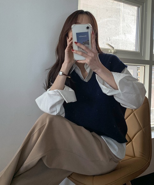 KOR（ケーオーアール）の「Vネックニットベスト（ベスト・レディース・ベージュ/グリーン/ネイビー・FREE）」の5枚目の写真