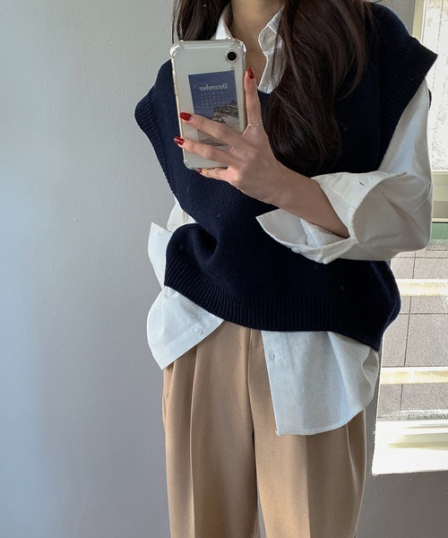 KOR（ケーオーアール）の「Vネックニットベスト（ベスト・レディース・ベージュ/グリーン/ネイビー・FREE）」の10枚目の写真