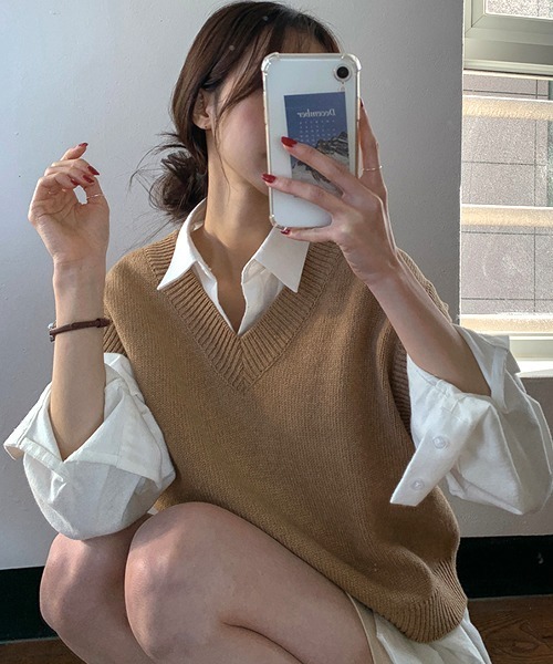 KOR（ケーオーアール）の「Vネックニットベスト（ベスト・レディース・ベージュ/グリーン/ネイビー・FREE）」の4枚目の写真