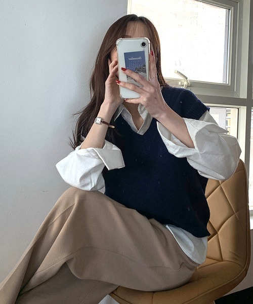 KOR（ケーオーアール）の「Vネックニットベスト（ベスト・レディース・ベージュ/グリーン/ネイビー・FREE）」の16枚目の写真