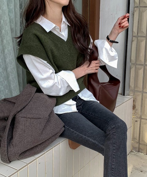 KOR（ケーオーアール）の「Vネックニットベスト（ベスト・レディース・ベージュ/グリーン/ネイビー・FREE）」の11枚目の写真