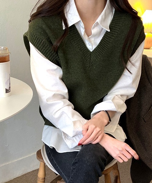 KOR（ケーオーアール）の「Vネックニットベスト（ベスト・レディース・ベージュ/グリーン/ネイビー・FREE）」の15枚目の写真