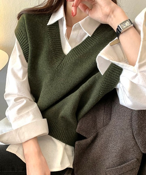KOR（ケーオーアール）の「Vネックニットベスト（ベスト・レディース・ベージュ/グリーン/ネイビー・FREE）」の13枚目の写真