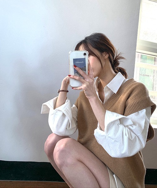 KOR（ケーオーアール）の「Vネックニットベスト（ベスト・レディース・ベージュ/グリーン/ネイビー・FREE）」の14枚目の写真