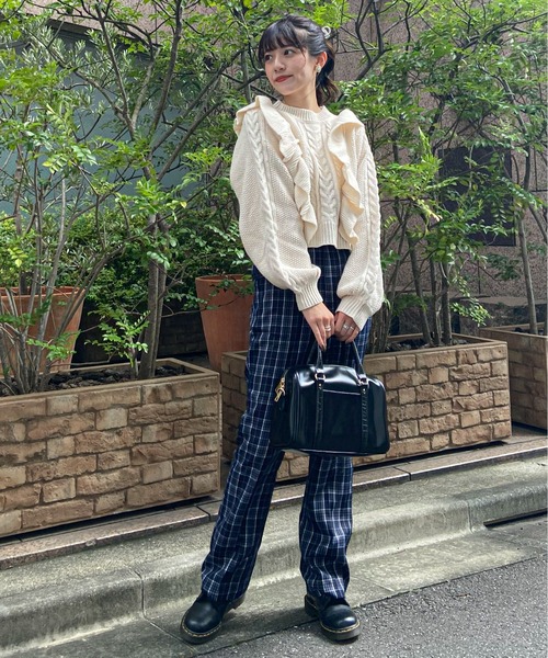 EPIMI E'PIMMY（エピミエピミー）の「ヴィンテージフリルケーブルニット（ニット/セーター・レディース・ダークブルー/ブラック/オフホワイト/ベージュ・MEDIUM）」の5枚目の写真