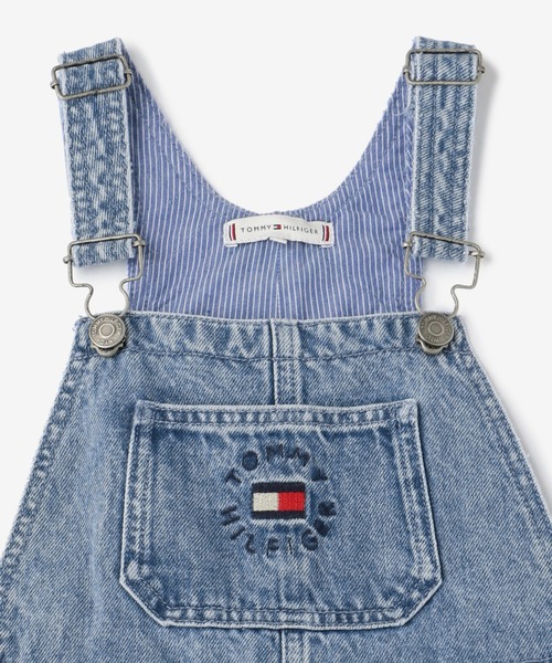 TOMMY HILFIGER(トミーヒルフィガー)の「Unisex Capsule フェードデニムサロペット(サロペット/オーバーオール・キッズ・ブルー・100cm/115cm)」の3枚目の写真