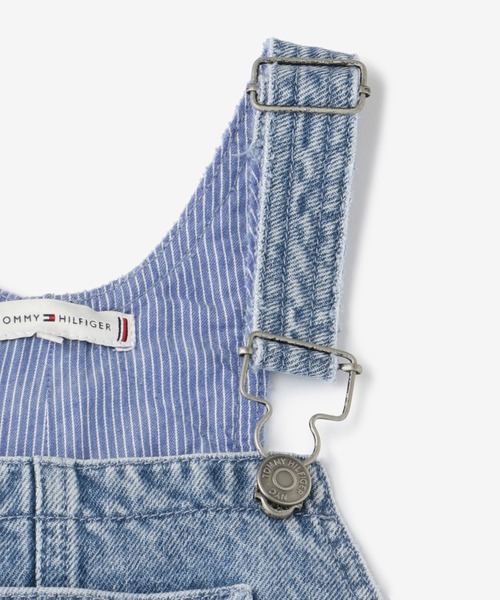 TOMMY HILFIGER(トミーヒルフィガー)の「Unisex Capsule フェードデニムサロペット(サロペット/オーバーオール・キッズ・ブルー・100cm/115cm)」の4枚目の写真