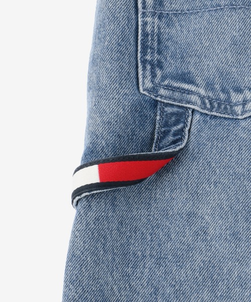 TOMMY HILFIGER(トミーヒルフィガー)の「Unisex Capsule フェードデニムサロペット(サロペット/オーバーオール・キッズ・ブルー・100cm/115cm)」の9枚目の写真