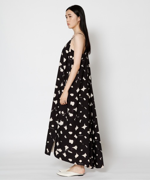 UNDECORATED（アンデコレイテッド）の「UNDECORATED アンデコレイテッド / "KANSAI NOGUCHI" DRESS ×野口寛斉 コラボ 総柄プリント ドレス キャミワンピース / UDS22208（ワンピース・レディース・セージグリーン/ブラック・FREE）」の6枚目の写真