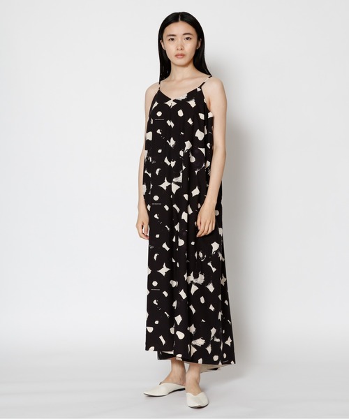 UNDECORATED（アンデコレイテッド）の「UNDECORATED アンデコレイテッド / "KANSAI NOGUCHI" DRESS ×野口寛斉 コラボ 総柄プリント ドレス キャミワンピース / UDS22208（ワンピース・レディース・セージグリーン/ブラック・FREE）」の7枚目の写真