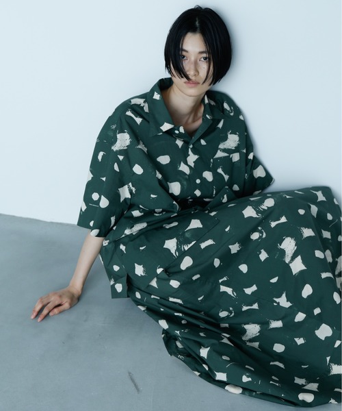 UNDECORATED（アンデコレイテッド）の「UNDECORATED アンデコレイテッド / "KANSAI NOGUCHI" DRESS ×野口寛斉 コラボ 総柄プリント ドレス キャミワンピース / UDS22208（ワンピース・レディース・セージグリーン/ブラック・FREE）」の4枚目の写真