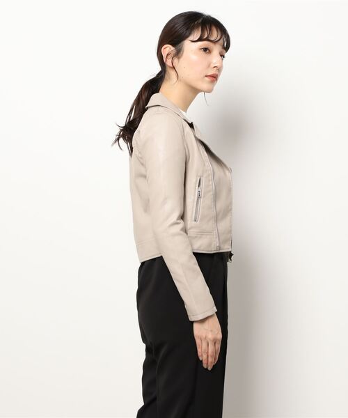 M.deux(エムドゥ)の「ショート丈ライダースジャケット(ライダースジャケット・レディース・グレイッシュベージュ/ブラック・MEDIUM)」の4枚目の写真