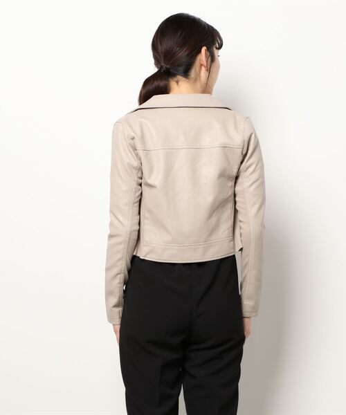 M.deux(エムドゥ)の「ショート丈ライダースジャケット(ライダースジャケット・レディース・グレイッシュベージュ/ブラック・MEDIUM)」の14枚目の写真