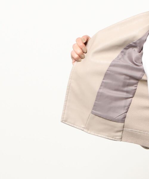 M.deux(エムドゥ)の「ショート丈ライダースジャケット(ライダースジャケット・レディース・グレイッシュベージュ/ブラック・MEDIUM)」の11枚目の写真