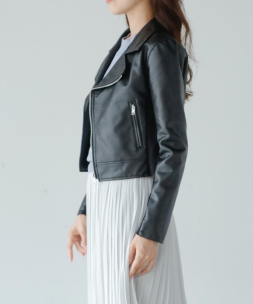 M.deux(エムドゥ)の「ショート丈ライダースジャケット(ライダースジャケット・レディース・グレイッシュベージュ/ブラック・MEDIUM)」の3枚目の写真