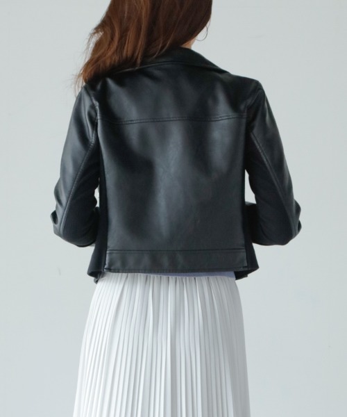 M.deux(エムドゥ)の「ショート丈ライダースジャケット(ライダースジャケット・レディース・グレイッシュベージュ/ブラック・MEDIUM)」の13枚目の写真