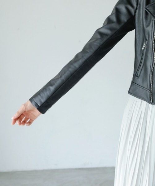 M.deux(エムドゥ)の「ショート丈ライダースジャケット(ライダースジャケット・レディース・グレイッシュベージュ/ブラック・MEDIUM)」の16枚目の写真