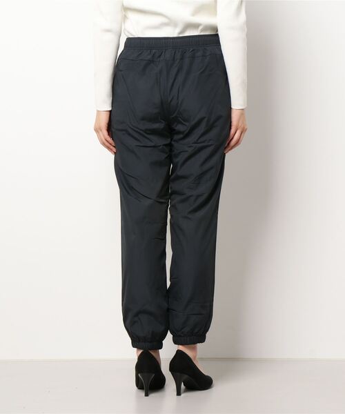 FILA（フィラ）の「【FILA:フィラ】レディースタフタ裏フリース サイドロゴ ロングパンツ /ジョガーパンツ（その他パンツ・レディース・チャコールグレー/ブラック/ネイビー・MEDIUM/LARGE/X-LARGE）」の21枚目の写真