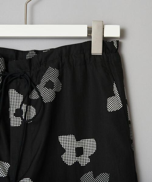 AURALEE（オーラリー）の「【別注】＜AURALEE＞フラワープリントイージーワイドパンツ Ψ ∴（その他パンツ・レディース・ブラック・1）」の11枚目の写真