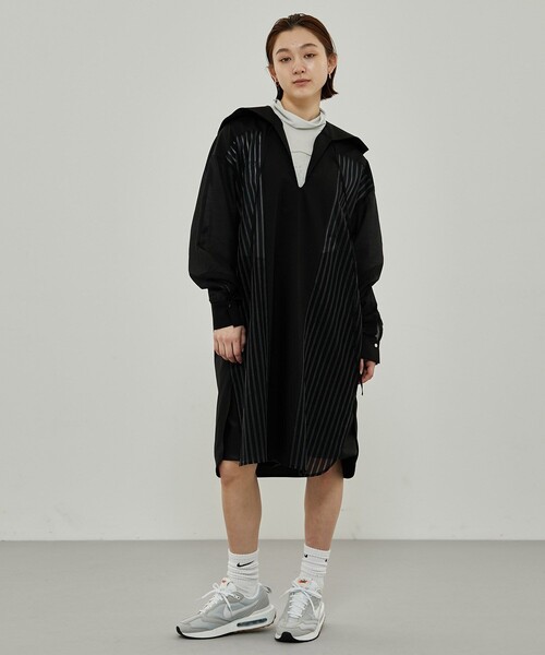 A + TOKYO（エープラストウキョウ）の「ストライプシアーシャツワンピース（ワンピース・レディース・グレイッシュベージュ/ブラック・1/2）」の2枚目の写真