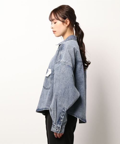 HONEYSUCKLE ROSE（ハニーサックルローズ）の「【HONEYSUCKLE ROSE】ショートデニムシャツアウター（シャツ/ブラウス・レディース・ライトインディゴブルー・L/M）」の2枚目の写真