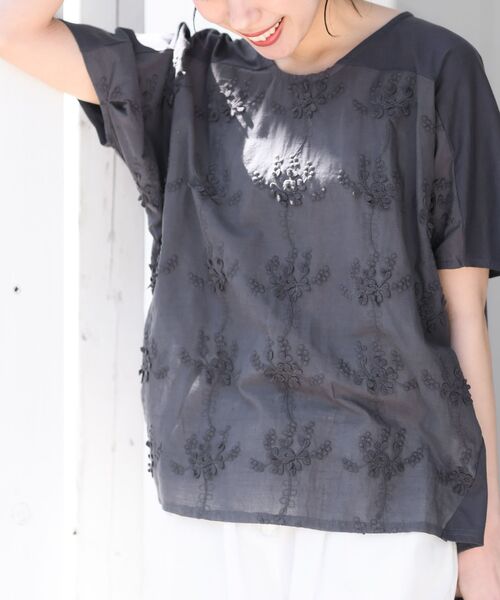 rps(アールピーエス)の「3D刺繍レース袖タックプルオーバー(Tシャツ/カットソー・レディース・マスタード/オフホワイト/チャコールグレー・M/フリー)」の1枚目の写真