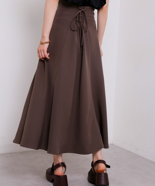 one after another NICE CLAUP(ワンアフターアナザーナイスクラップ)の「バックレースアップフレアロングスカート(スカート・レディース・ブラック/ブラウン/キャメル/ライトベージュ・SMALL/MEDIUM)」の2枚目の写真