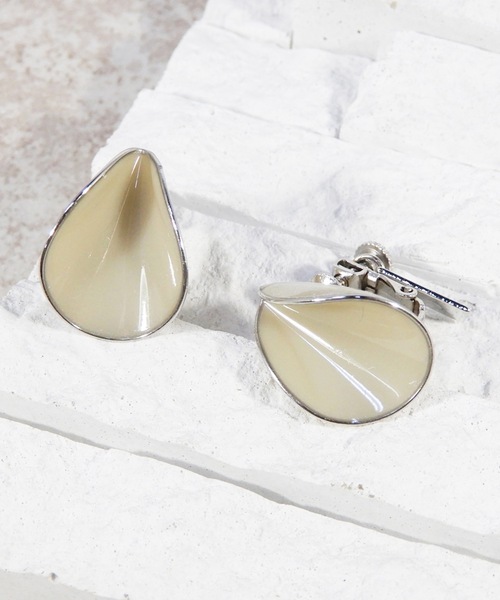 The Rule(ザルール)の「The Rule ザルール:OAK rolled stud earring:オーク ロールスタッズ イヤリング(イヤリング・レディース・ダークグリーン系/ホワイト/オレンジ/モカ/ネイビー/グレー/ワインレッド・FREE)」の2枚目の写真