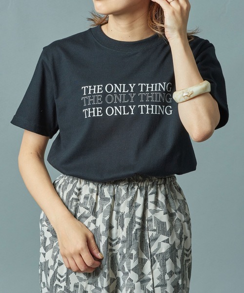 MAISON BREEZE（メゾンブリーズ）の「キレイ目ロゴTならこれ。きちんと感がトレンド！【MAISON BREEZE】THE ONLY THING メッセージプリントTシャツ（Tシャツ/カットソー・レディース・ブラック系その他2/ピンク/グリーン/ブラック系1・FREE）」の2枚目の写真