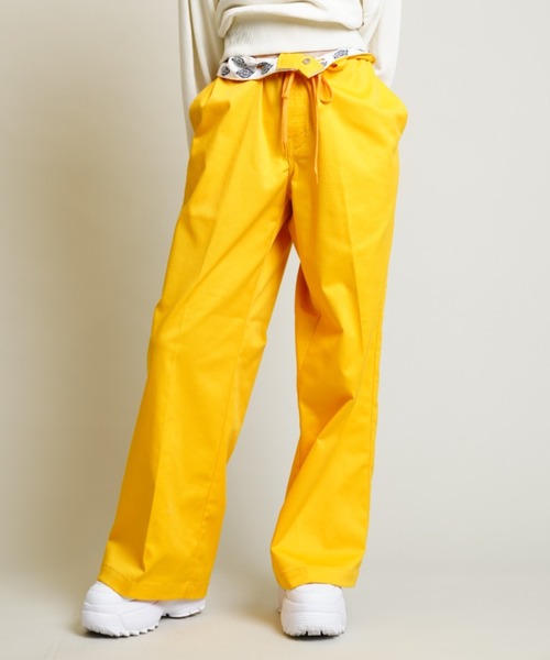 Dickies（ディッキーズ）の「【ムラサキスポーツ別注】Dickies/ディッキーズ  ワイドストレッチパンツ ウェストロゴ   18373000（その他パンツ・レディース・イエロー/ベージュ/ピンク/ブラック/ブルー/グレー・M/L）」の5枚目の写真