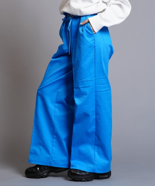 Dickies（ディッキーズ）の「【ムラサキスポーツ別注】Dickies/ディッキーズ  ワイドストレッチパンツ ウェストロゴ   18373000（その他パンツ・レディース・イエロー/ベージュ/ピンク/ブラック/ブルー/グレー・M/L）」の4枚目の写真