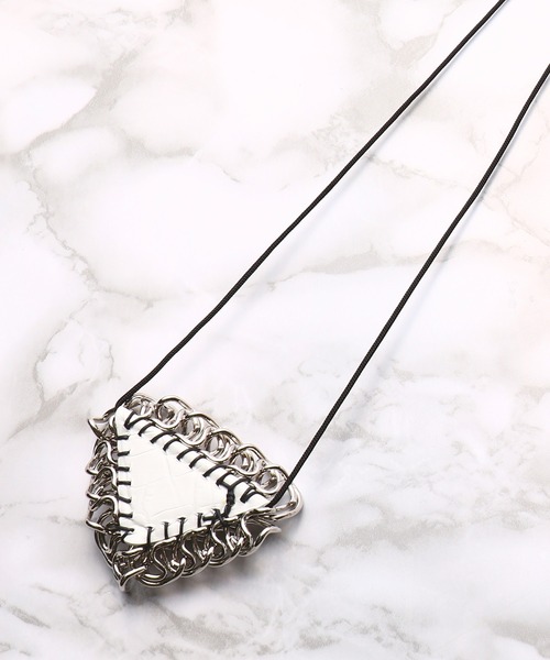 TOGA PULLA(トーガ プルラ)の「TOGA PULLA Magic triangle TP22-AK211(ネックレス・レディース・ホワイト/ブルー/ブラック・ONE SIZE)」の2枚目の写真