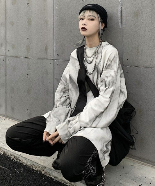 ARULE(アルール)の「A'GEM/9 × .kom『ARULE/アルール』総柄トレーナー(スウェット・メンズ・グレー・XL)」の3枚目の写真