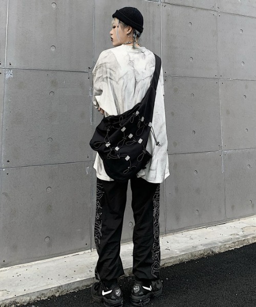 ARULE(アルール)の「A'GEM/9 × .kom『ARULE/アルール』総柄トレーナー(スウェット・メンズ・グレー・XL)」の5枚目の写真