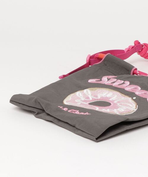 Ball&Chain（ボールアンドチェーン）の「[BALL&CHAIN/ボールアンドチェーン] SWEET 刺繍デザインナイロンバッグ スモールサイズ（ショルダーバッグ・レディース・チャコール・S）」の5枚目の写真