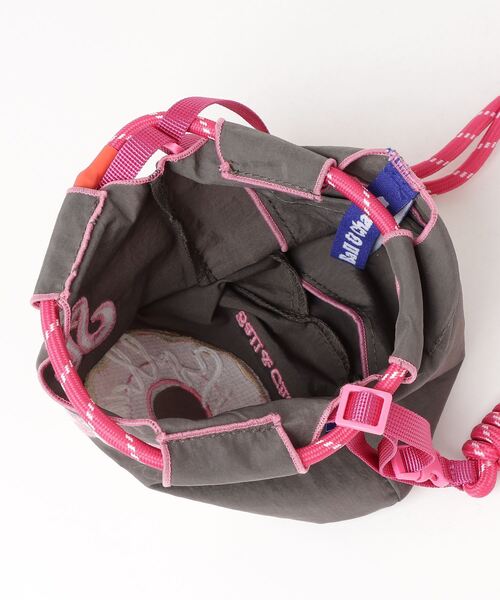 Ball&Chain（ボールアンドチェーン）の「[BALL&CHAIN/ボールアンドチェーン] SWEET 刺繍デザインナイロンバッグ スモールサイズ（ショルダーバッグ・レディース・チャコール・S）」の2枚目の写真