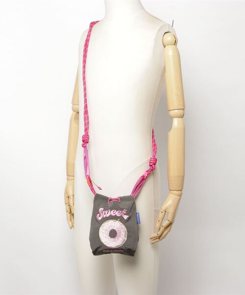 Ball&Chain（ボールアンドチェーン）の「[BALL&CHAIN/ボールアンドチェーン] SWEET 刺繍デザインナイロンバッグ スモールサイズ（ショルダーバッグ・レディース・チャコール・S）」の3枚目の写真