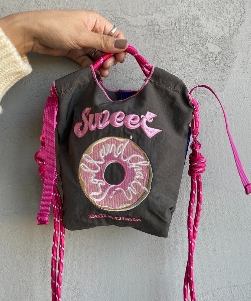 Ball&Chain（ボールアンドチェーン）の「[BALL&CHAIN/ボールアンドチェーン] SWEET 刺繍デザインナイロンバッグ スモールサイズ（ショルダーバッグ・レディース・チャコール・S）」の6枚目の写真
