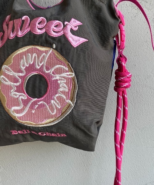 Ball&Chain（ボールアンドチェーン）の「[BALL&CHAIN/ボールアンドチェーン] SWEET 刺繍デザインナイロンバッグ スモールサイズ（ショルダーバッグ・レディース・チャコール・S）」の16枚目の写真