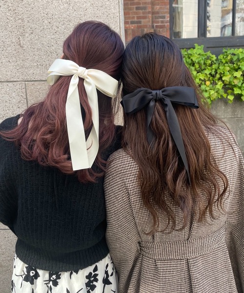 one after another NICE CLAUP(ワンアフターアナザーナイスクラップ)の「サテンリボンバレッタ(バレッタ/ヘアクリップ・レディース・ブラック/オフホワイト・FREE)」の2枚目の写真