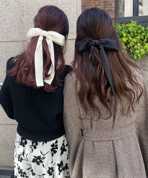 one after another NICE CLAUP(ワンアフターアナザーナイスクラップ)の「サテンリボンバレッタ(バレッタ/ヘアクリップ・レディース・ブラック/オフホワイト・FREE)」の3枚目の写真