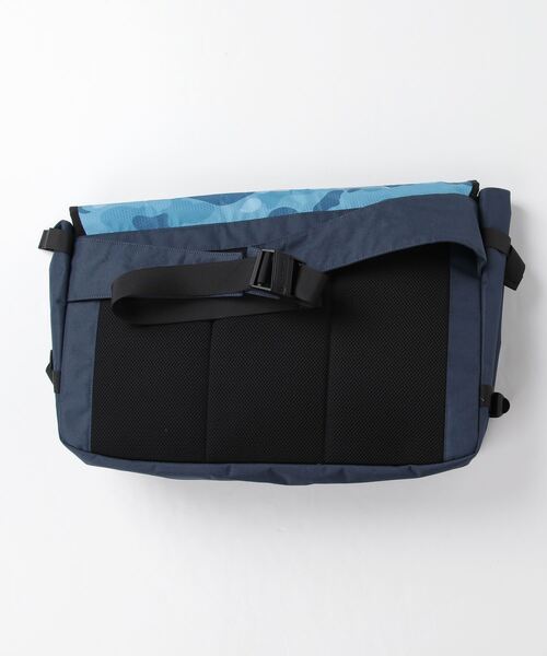 A BATHING APE（アベイシングエイプ）の「HONEYCOMB CAMO MESSENGER BAG M（メッセンジャーバッグ・メンズ・ブルー/グレー・FREE）」の9枚目の写真