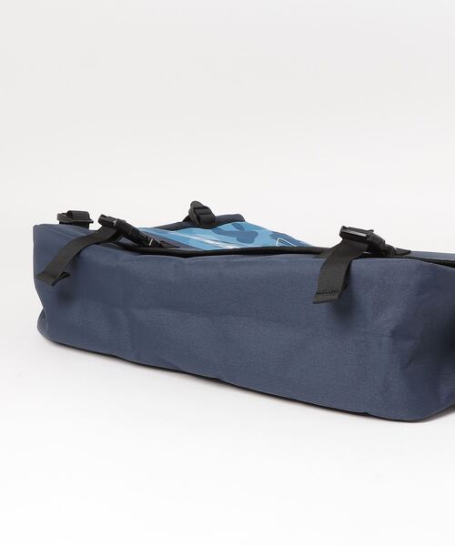 A BATHING APE（アベイシングエイプ）の「HONEYCOMB CAMO MESSENGER BAG M（メッセンジャーバッグ・メンズ・ブルー/グレー・FREE）」の10枚目の写真