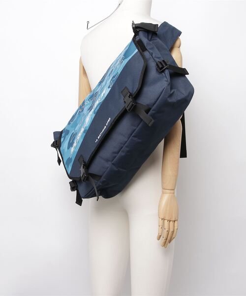 A BATHING APE（アベイシングエイプ）の「HONEYCOMB CAMO MESSENGER BAG M（メッセンジャーバッグ・メンズ・ブルー/グレー・FREE）」の12枚目の写真