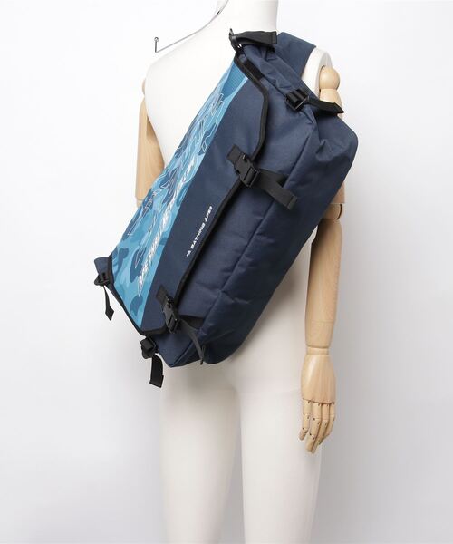 A BATHING APE（アベイシングエイプ）の「HONEYCOMB CAMO MESSENGER BAG M（メッセンジャーバッグ・メンズ・ブルー/グレー・FREE）」の13枚目の写真
